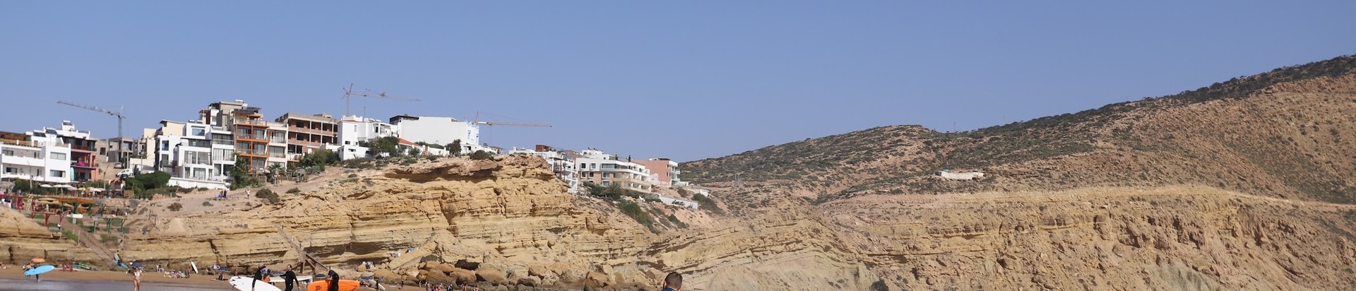 La baie d'Imsouane : le point break, la falaise de grès doré et le village